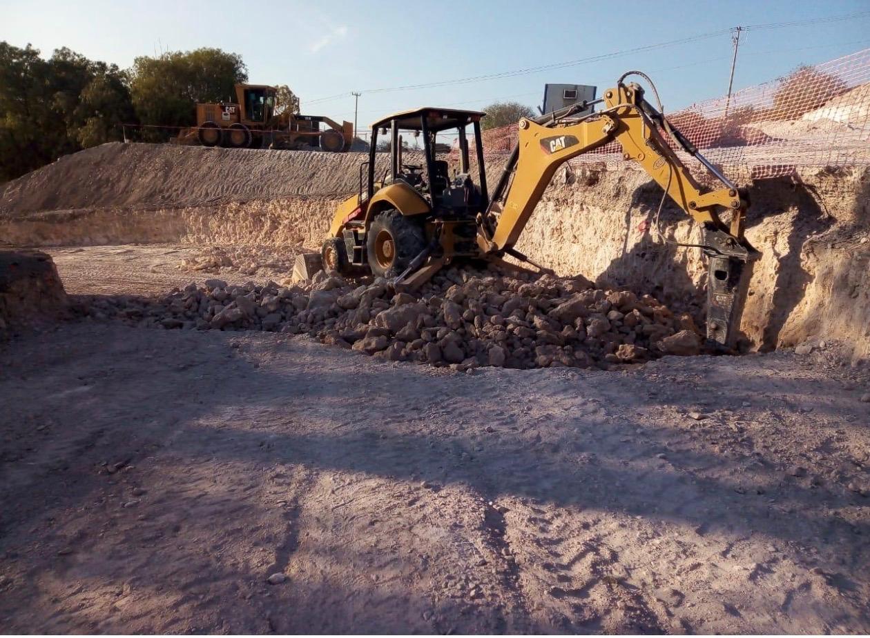 Maquinaria pesada en construcción de vía férrea